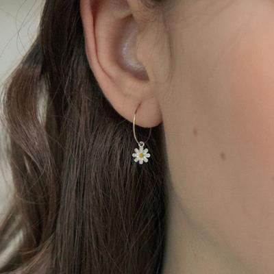 MERRYMOTIVE [Silver] Daisy Flower Hoop Earring