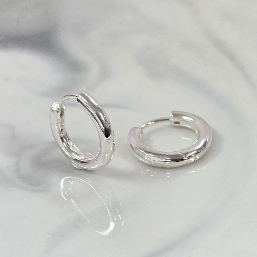 One-touch ring glossy silver earrings