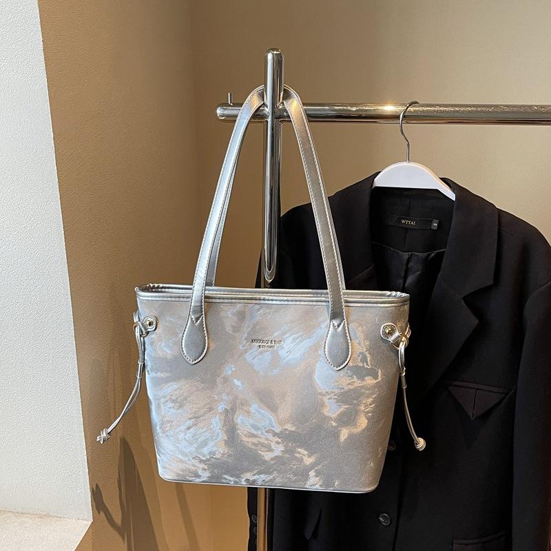 Large-capacity bag women's new summer versatile shoulder bag casual texture commuter tote bag