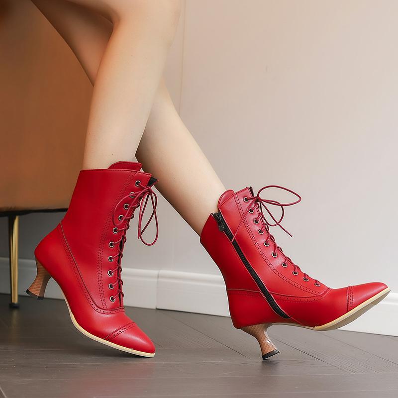 Korta klackskor för kvinnor Enfärgad spetsiga retro snidade korta stövlar Höst och vinter Nya stora kvinnor