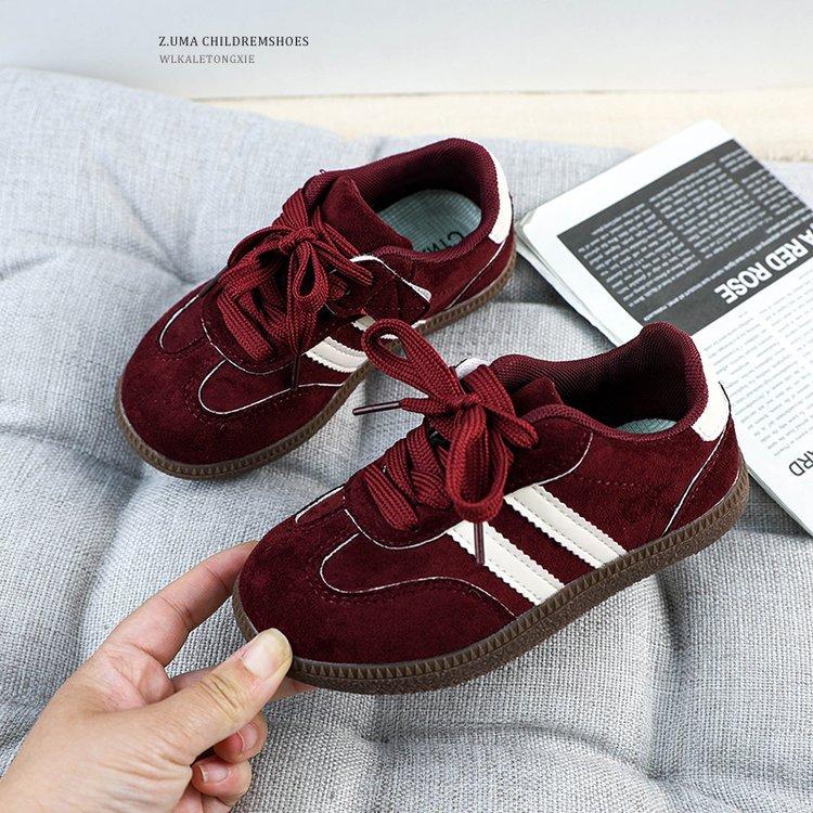 

Детская спортивная обувь Корейская версия цветовой гаммы Повседневная обувь для девочек 2025 весна и осень новая Обувь для тренировок на мягкой подошве в стиле ретро, немецкий стиль для мальчиков 36 бордовый