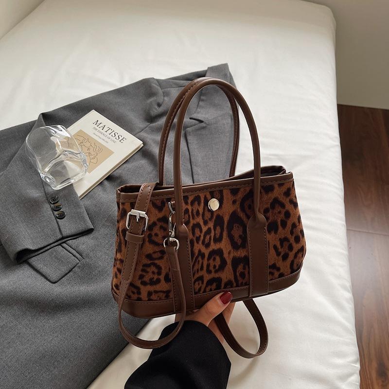 

High-value fashionable contrasting color bucket bag, new autumn shoulder bag, simple and exquisite portable messenger bag леопардовий