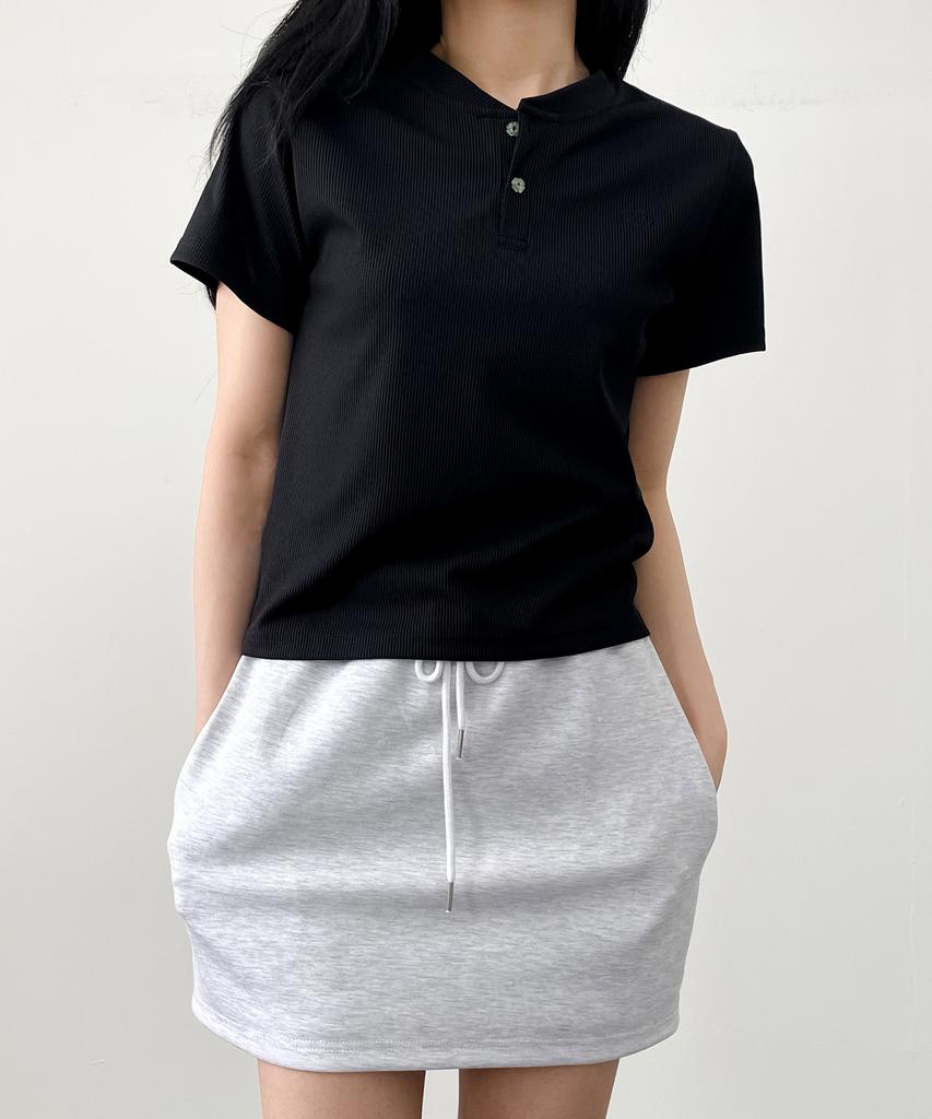 Peullupipeullupi Clover Button Semi-Crop Henley Neck T-Shirt_Black