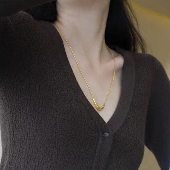 Women's Hammered U-Shaped Smiley Face Necklace - Minimalist Design, Versatile Long Pendant for Everyday Wear