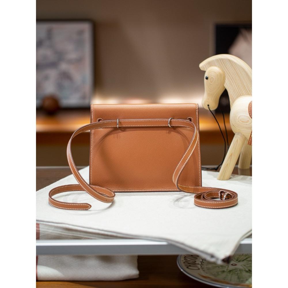 Selected leather dance bag, backpack, messenger bag, dinner bag, exquisite clutch bag, underarm shoulder bag.