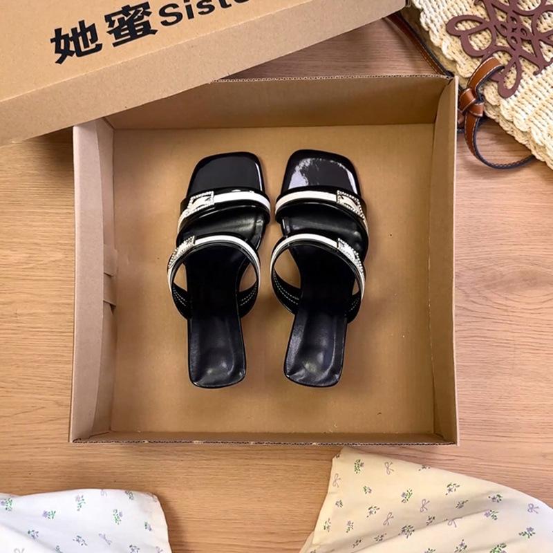 Nischen-Pantoffeln mit flachem Boden und einem Wort für Damen-Sommerbekleidung, neue, kühlende Strandurlaubs-Pantoffeln mit weicher Sohle