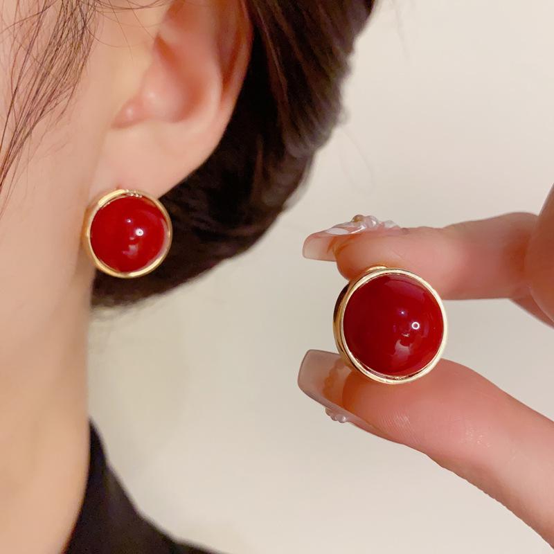 Elegant S925 Silver Pearl Stud Earrings - Simple & Luxurious Design