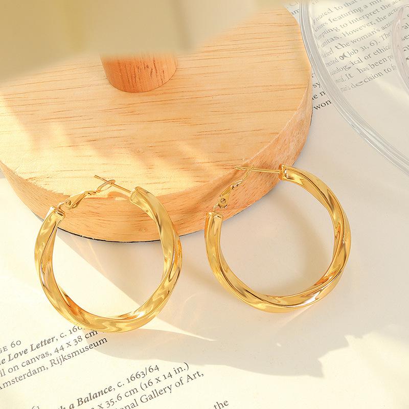 

Geometric Retro Twisted C-Shaped 18K Gold-Plated Titanium Steel Earrings
