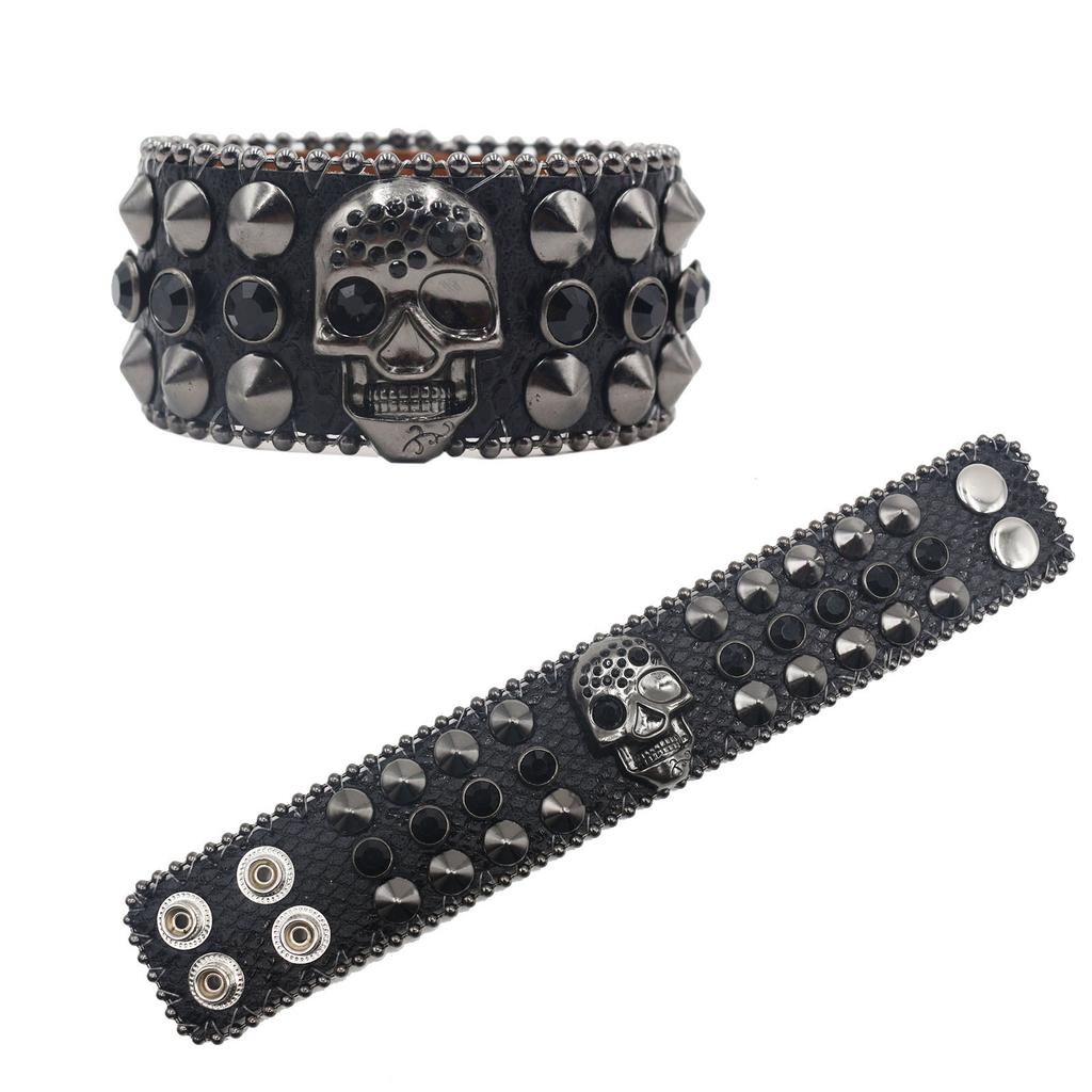 Amerikanisches Strassnietenarmband, Punk Gothic Personalisierter Schmuck mit Totenkopfverzierung