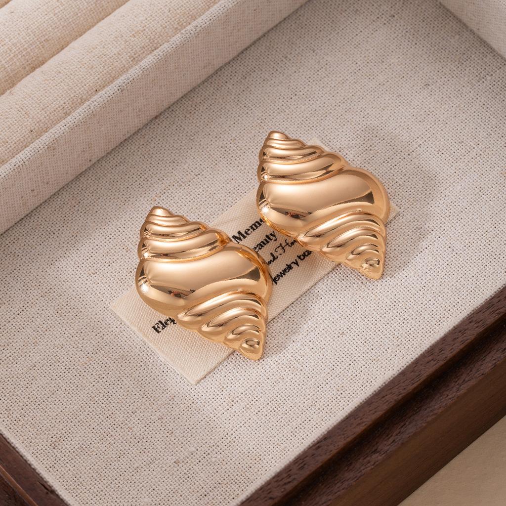 Summer Seaside Wind Golden Conch Stud Earrings Exaggerated Personality High Sense Light Luxury Earrings Niche Fashion Earrings