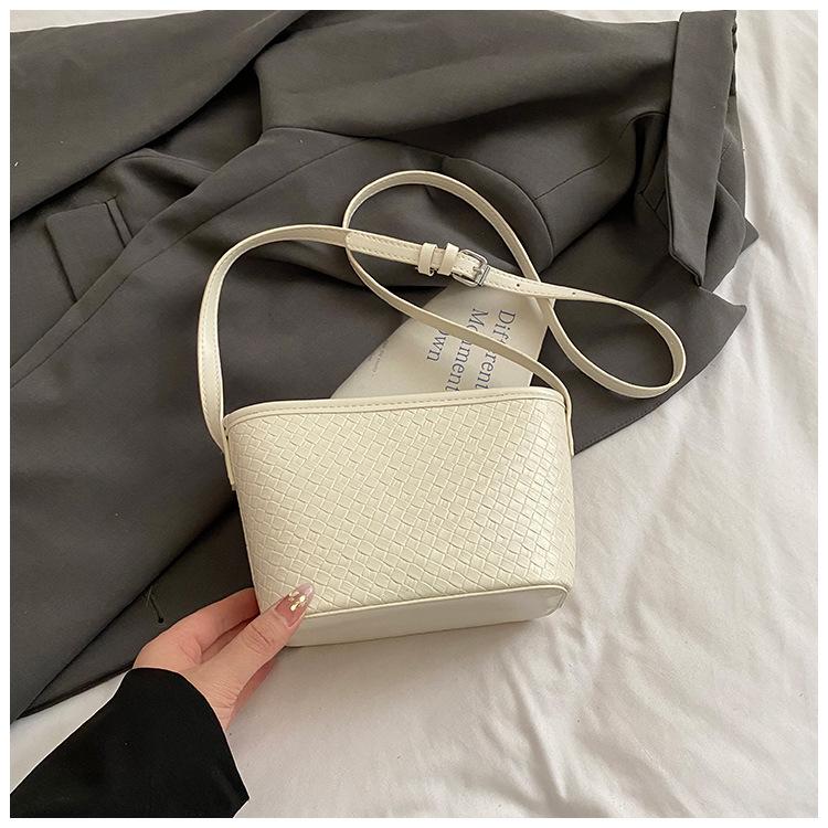 

2025 новая корейская версия модная универсальная трендовая сумка через плечо, сумка-ведро, сумка-ощущение, новая изысканная сумка-мессенджер ранней весной