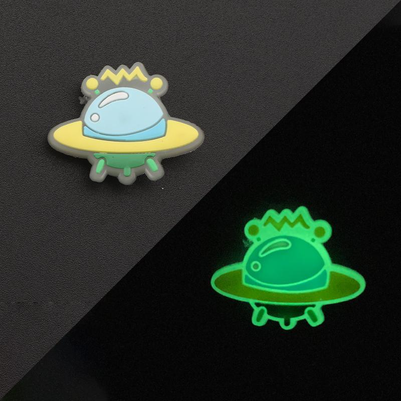 Set Nou de Accesorii Luminoase pentru Pantofi Sandale Tip Croc Decorare Pini Accesorii Pantofi DIY pentru Bărbați Femei Copii Litere Curcubeu Mâncare