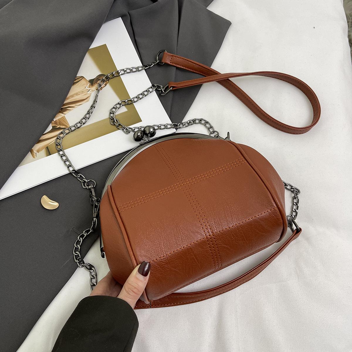 

Vintage Embroidered Women s Chain Bag: Versatile Shell Shoulder & Crossbody Bag 26*10.5*21 cm