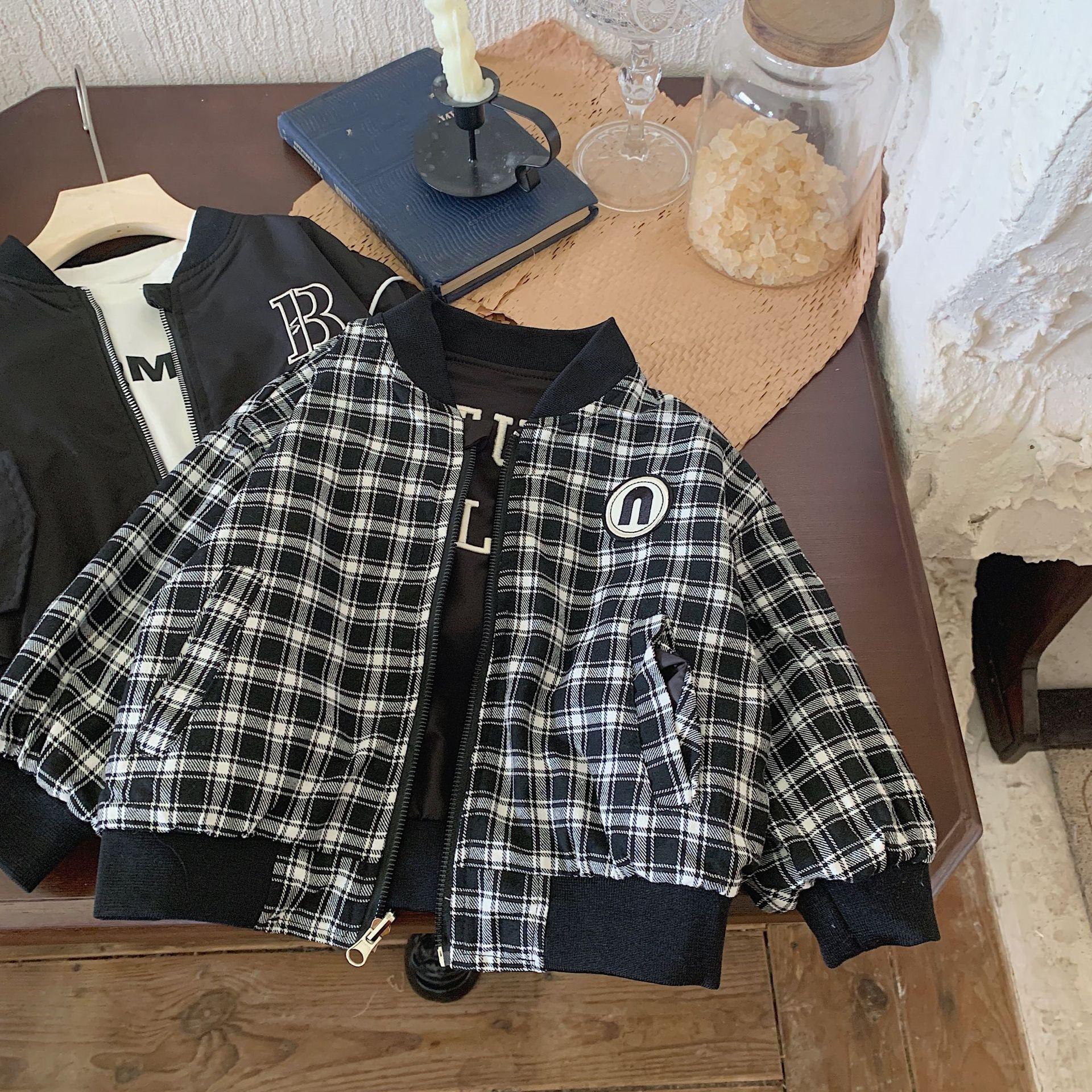 

Мальчики осень корейская версия крутой и красивой вышитой куртки с буквами на две стороны 90 чёрный