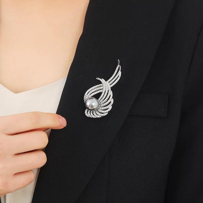 Elegant Pearl Wing Brooch: High-End Women's Suit Pin & Jewelry Accessory
