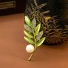 Fashion Green Three-Dimensional Leaf Brooch, Creative Plant Pearl Corsage Exquisite Pin Suit Accessories Women