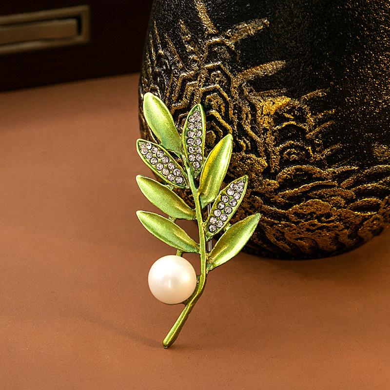 Fashion Green Three-Dimensional Leaf Brooch, Creative Plant Pearl Corsage Exquisite Pin Suit Accessories Women