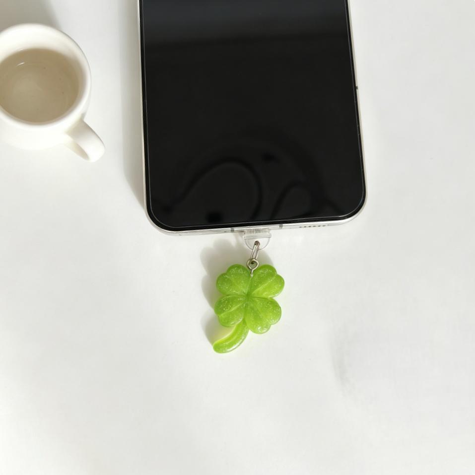 Lucky Four-Leaf Clover Phone Dust Plug Fresh Green Charging Port Dust-Proof Protective Plug Universal for Iphone/Android Phones Decorative Charm Good