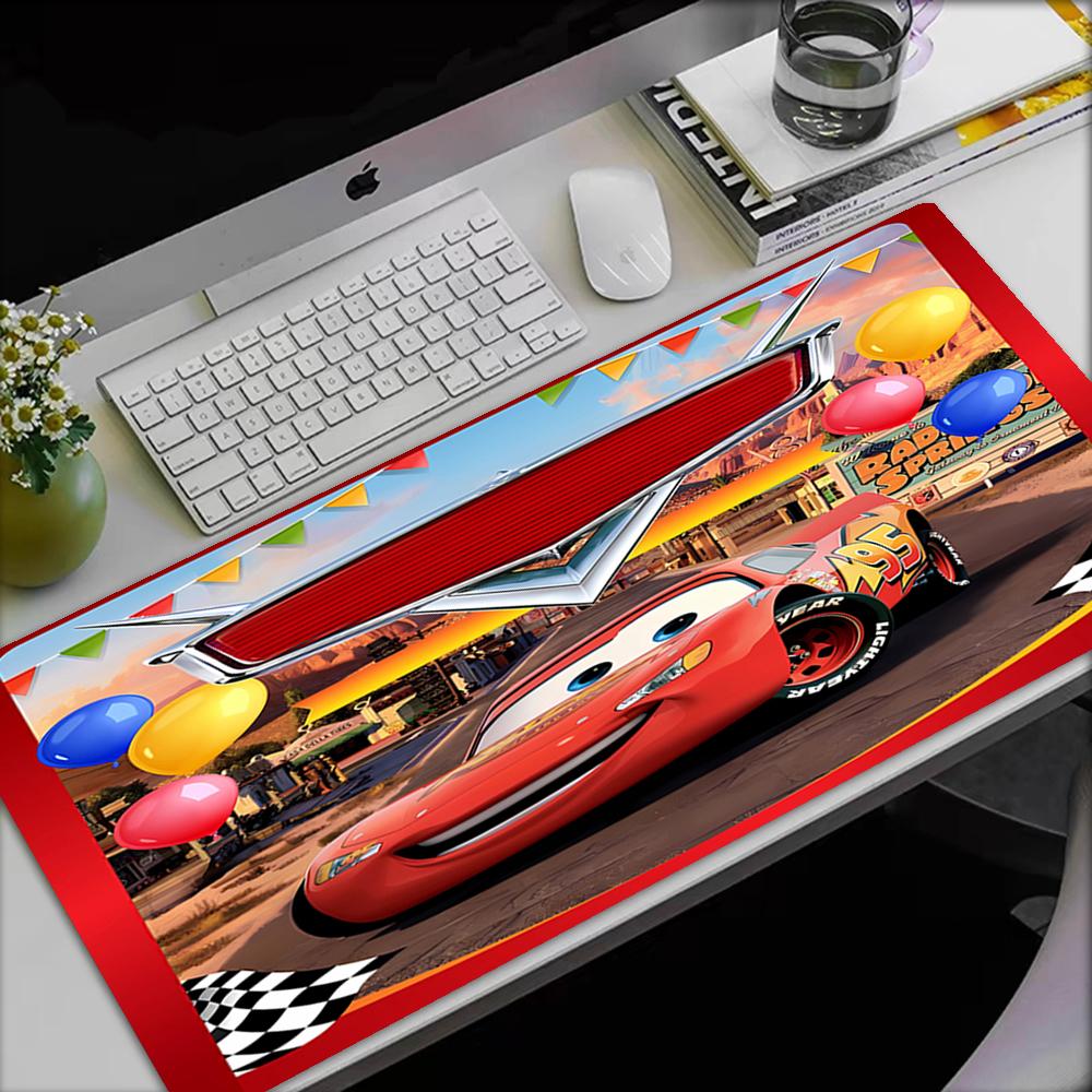 Tapis de Souris Thème Voitures, Base en Caoutchouc Antidérapante, Décoration Multifonctionnelle pour Bureau & Maison, Parfait pour la Personnalisation de l'Espace de Travail.