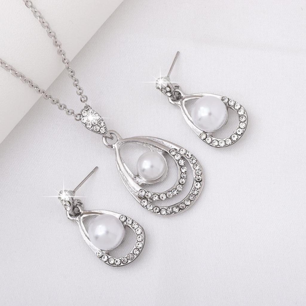 Elegant Teardrop Pearl Jewelry Set: Necklace & Stud Earrings for Bridal Wear
