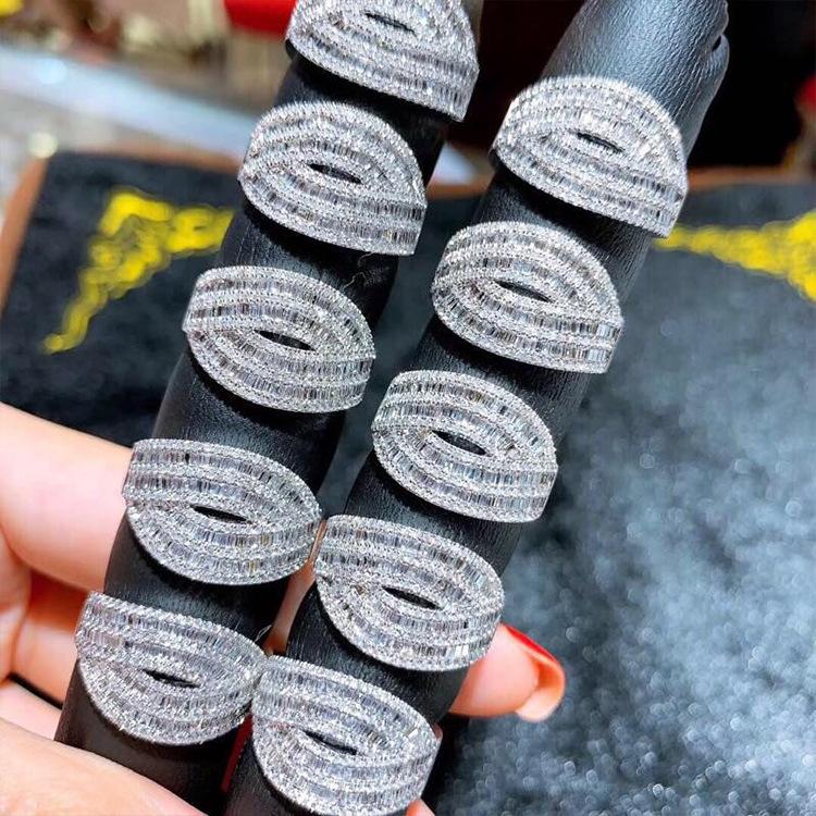 Bague de fiançailles de luxe en zircone cubique pour femme, idéale pour les banquets européens et américains.