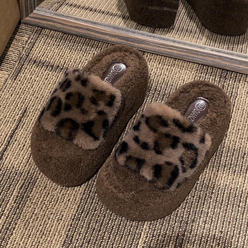 

Маленький человек носит пушистые тапочки на толстой подошве для женщин 2024 года, новый ретро-модный темперамент, повседневный, удобный, односложный, прилив 40