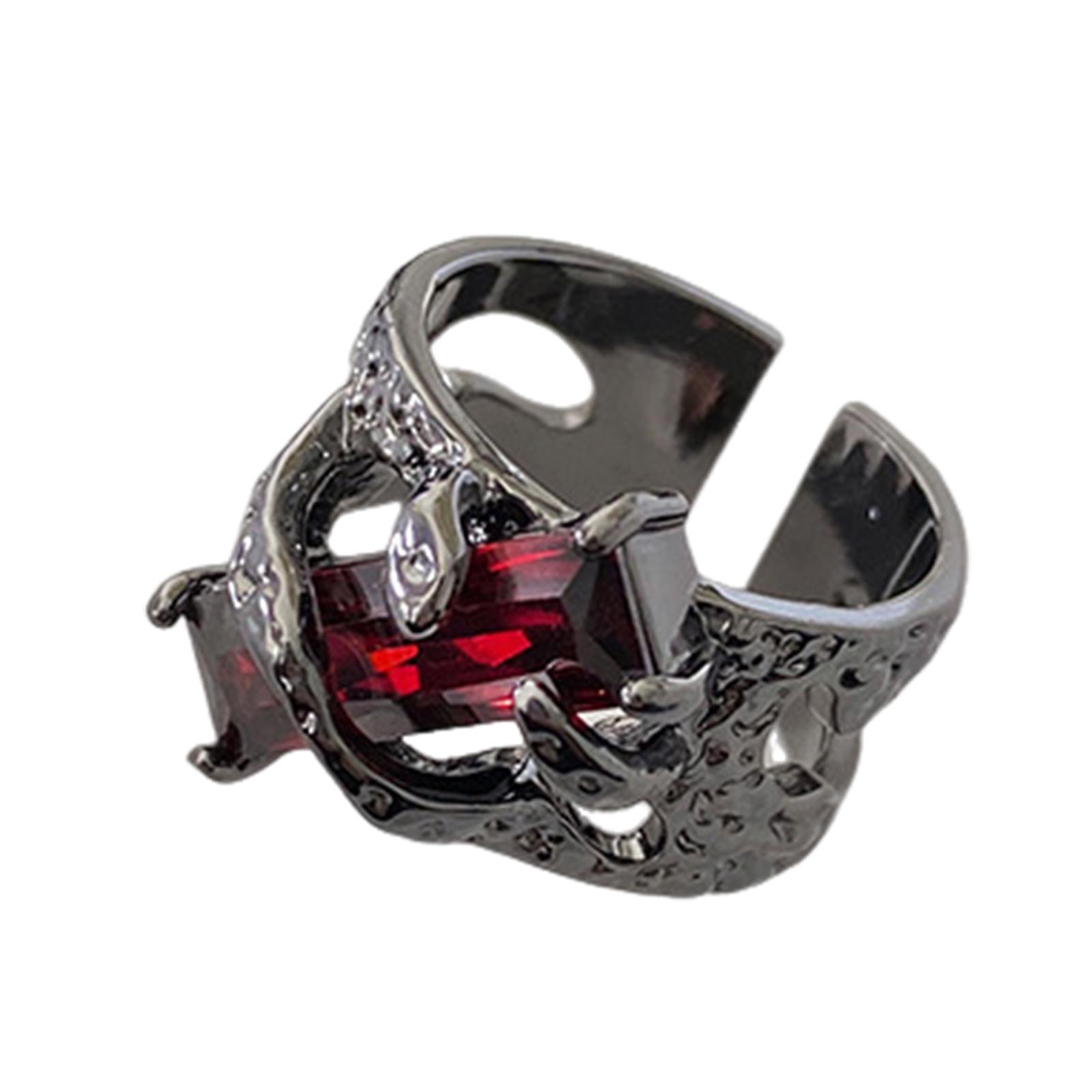 

Стильные кольца открытого дизайна, демонстрирующие драгоценный камень и современную лавовую эстетику. Уникальные ювелирные изделия для модных случаев. красный