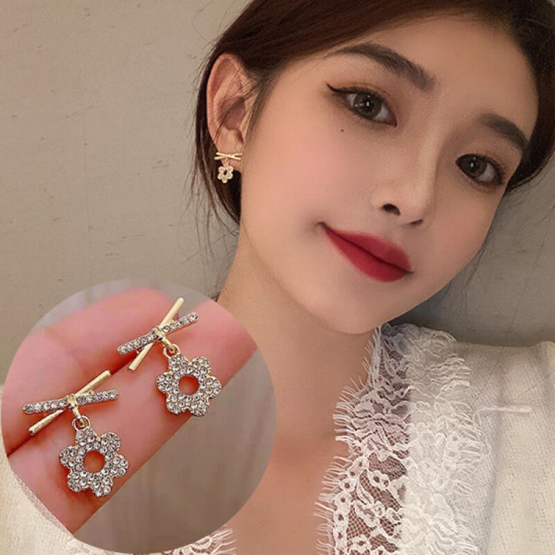 

Putrin Cubic Gold Ribbon Flower Earrings gold