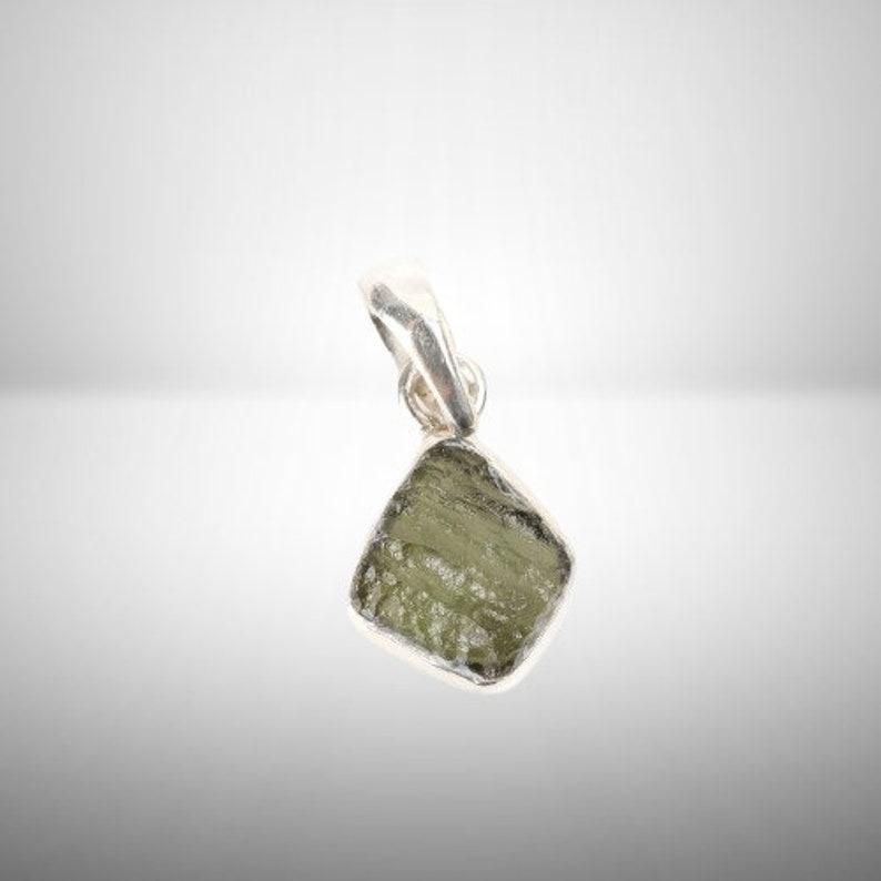 

Подвеска ручной работы из цельного серебра 925 пробы с драгоценным камнем молдавит, эффектное женское кольцо, подарок для нее. зелёный