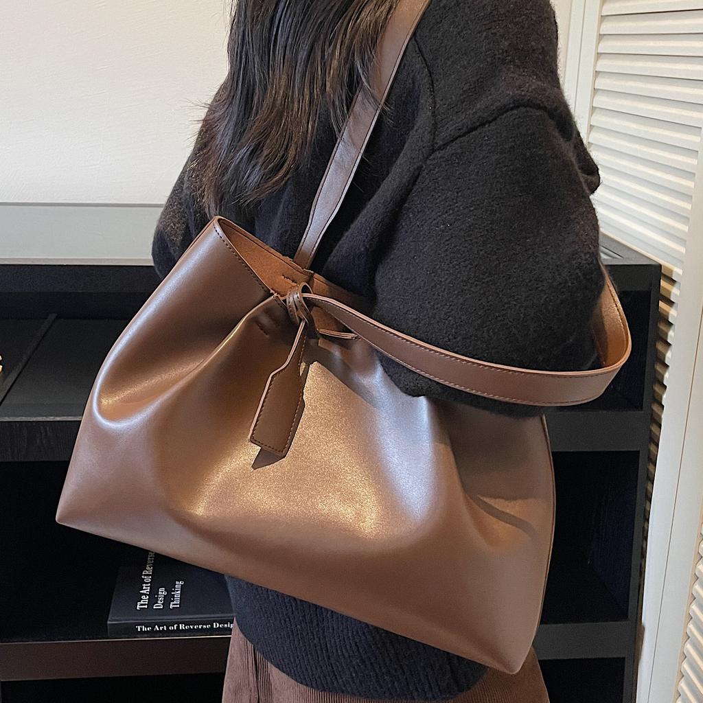 Simple and high-end shoulder bag women's 2025 new fashionable large-capacity tote bag for work commuting armpit bag