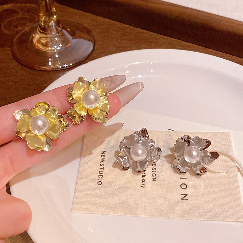 Luxury Pearl Flower Stud Earrings: Chic European & American Metallic Design for Women