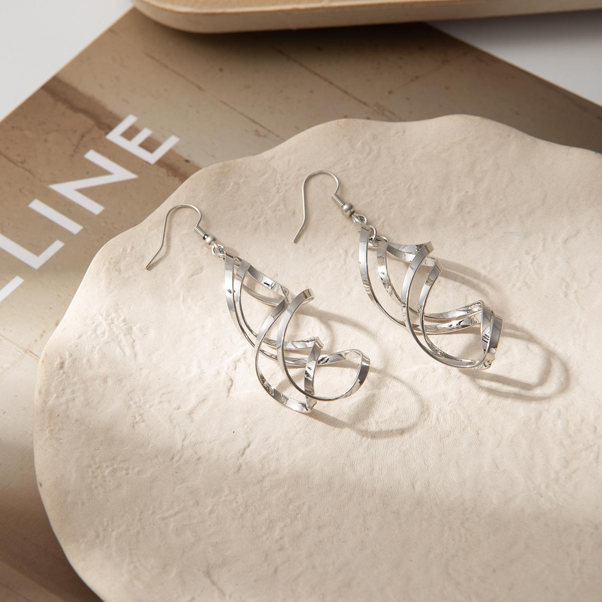 Простые Твист Призматические Модные Серьги с Характером Модный Темперамент Двойное Окружение Геометрический Полый Крючок для Уха Женские