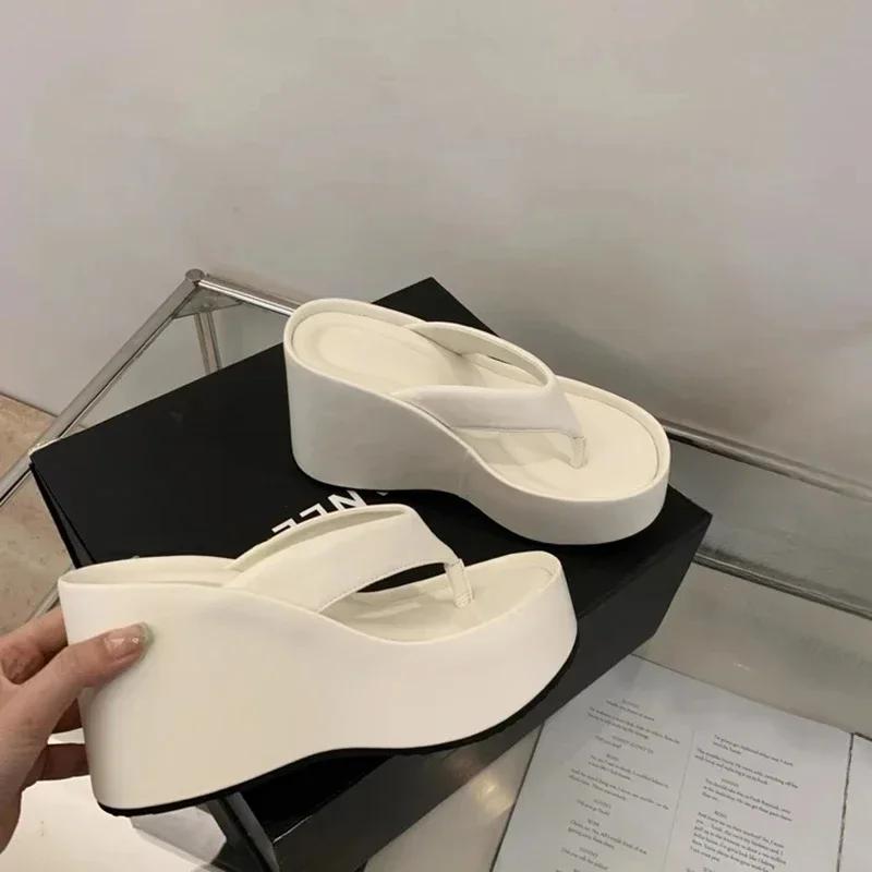 

2025 Лето Новые Однотонные Платформенные Шлепанцы Серебристые Водонепроницаемые Платформенные Клиновидные Шлепанцы Женские 35 белый