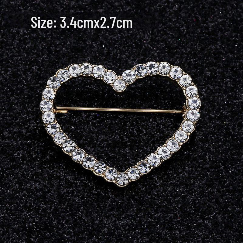 Módní brož s lukem: Kovové šperky s perlou a kamínkovou květinou