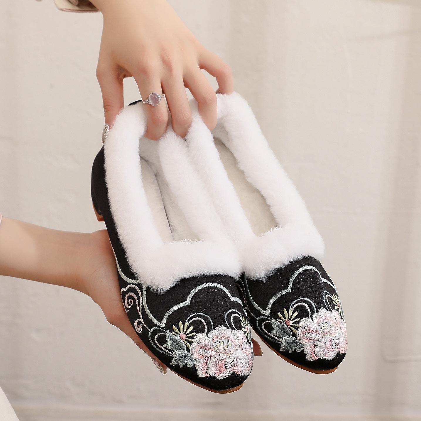 

2024 зимняя новинка флисовая окантовка модная заостренная вышитая тканевая обувь осенне-зимняя флисовая однопедальная женская хлопковая обувь 40 чёрный