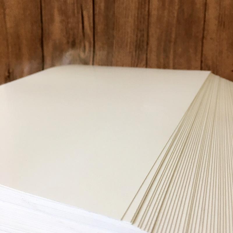 Samolepicí voděodolný matný syntetický papír A4 a A3 pro laserový tisk, odolný proti roztržení.