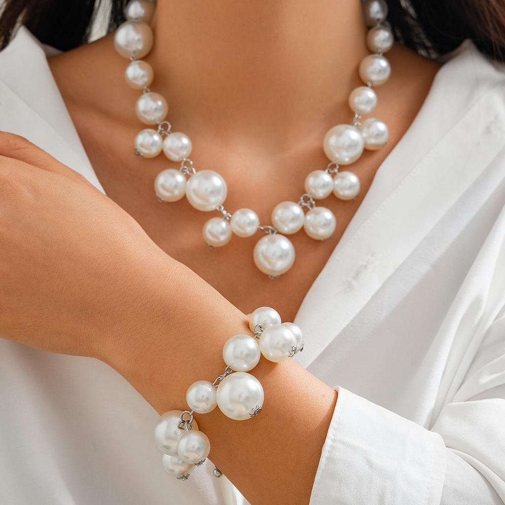 European-American Punk Choker: Oversized Bead, Imitation Pearl Necklace for Women.
