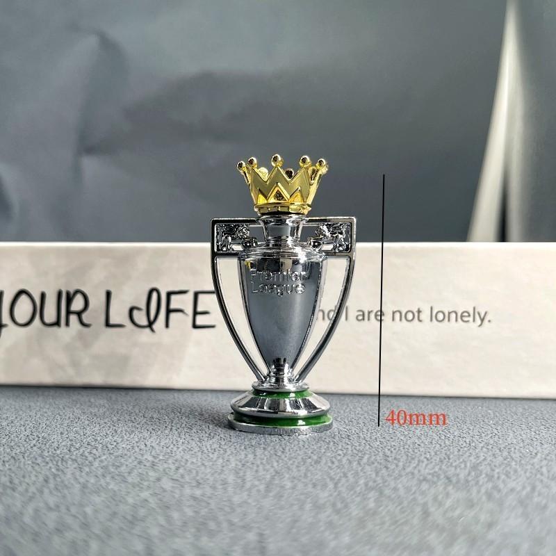 Exquisiter Schlüsselanhänger mit Weltmeisterschafts-Fußballtrophäe aus Zinklegierung, perfektes Erinnerungsgeschenk für Sportfans