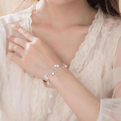 Handschmuck für Damen, elegantes dreilagiges Perlenarmband für Damen, verstellbare Handgelenkkette aus Legierung für Shopping, Arbeit, Partys