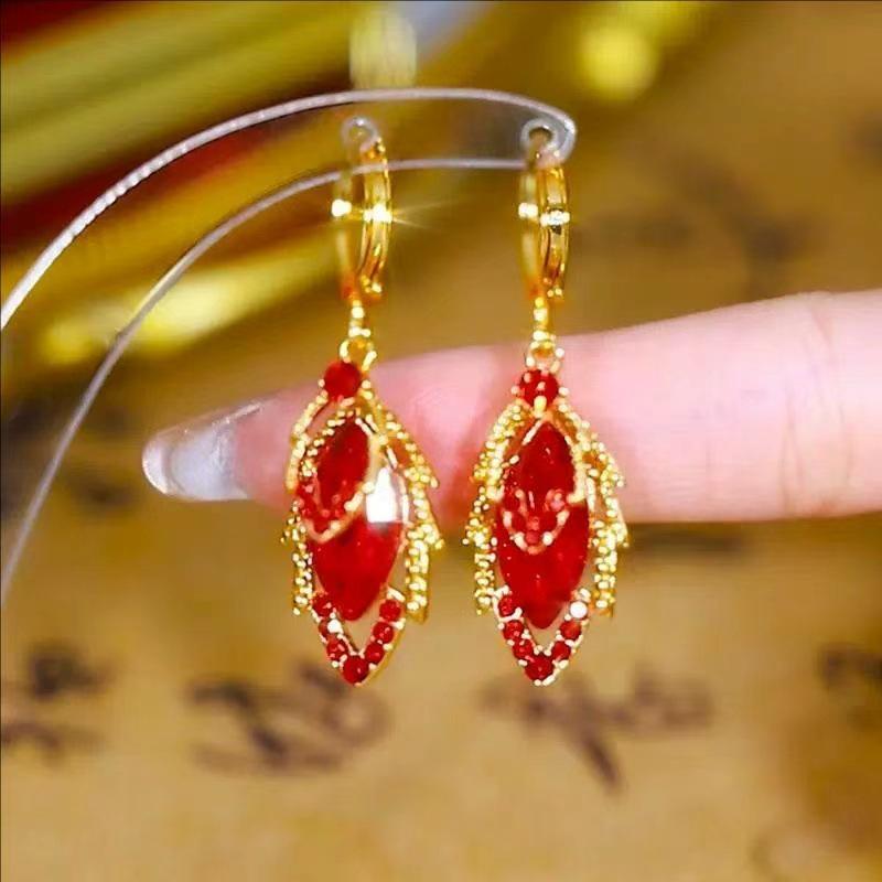 Luxury Red Leaf Women s Ear Cuff - 2025 Autumn/Winter Exquisite Fashion Earrings