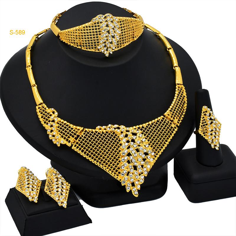 

Комплект ювелирных изделий из индийского дубайского песка и золота: Ожерелье, браслет, кольцо и серьги для невесты.