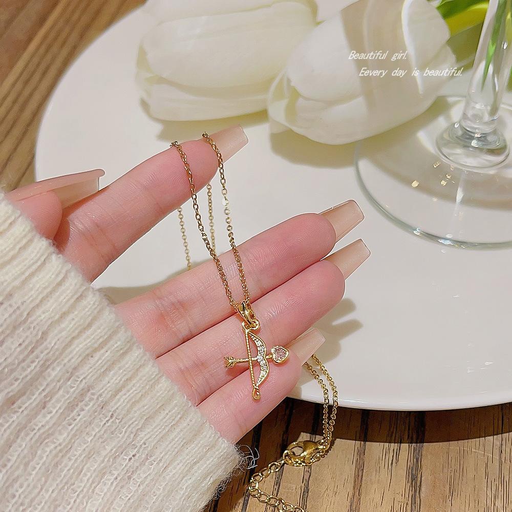 

Ожерелье из высококачественной титановой стали для женщин, роскошный дизайн которого сладок, а цепочка со стрелой, пронзившей ключицу, модна и универсальна.