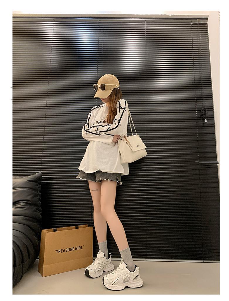 Leichte Sneaker mit Höhensohle sind beliebte Damenschuhe in diesem Jahr 2025 Frühling und Herbst neu weiße Plateau-Europäische Station Dad-Schuhe Damen