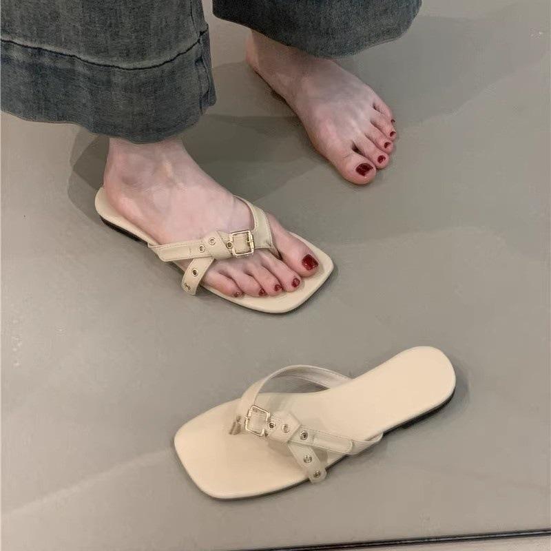 Niche design sense sandals women wear 2025 summer retro belt buckle toe holiday beach flip-flops women