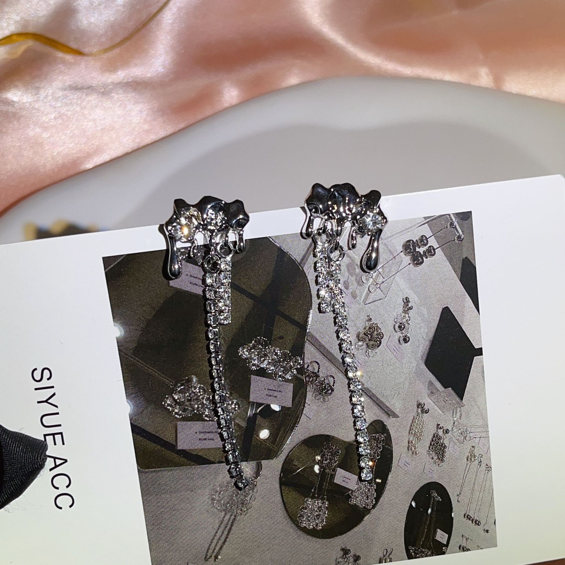 

Women Shining Stud Earrings Pendant Needle Retro Simple Fashionable and Versatile Jewelry Accessories