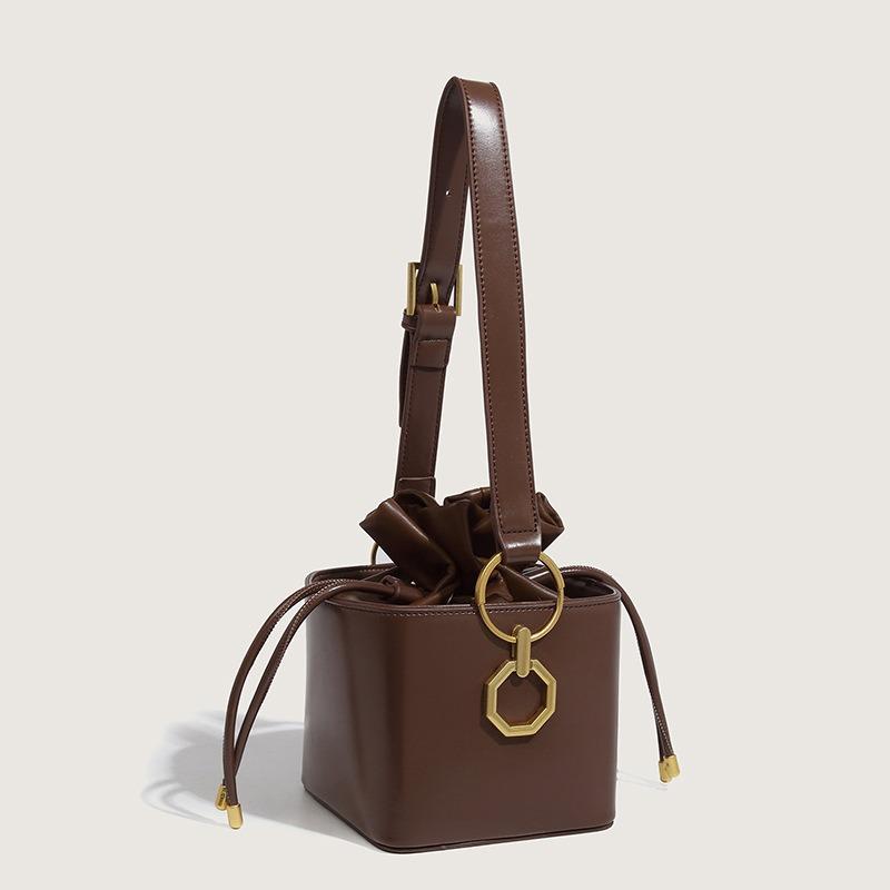 

Cowhide pleated handbag commuter niche min messenger bag chain hand carry women s bag OEMBags 18X13X width 12cm