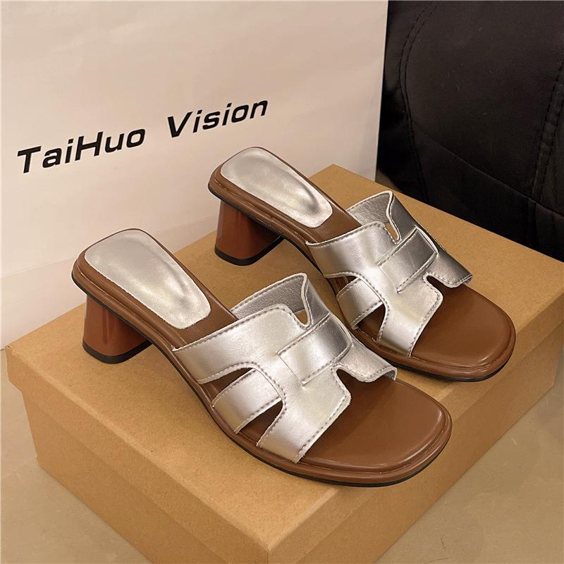 

French low-heeled cool slippers summer wear 2025 popular skirt fairy temperament slope heel beach one-word drag 40 серебряный