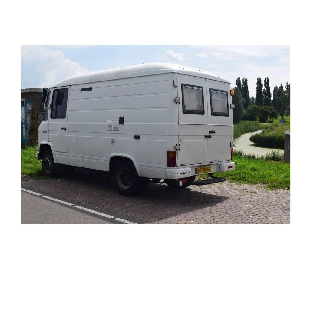 Zestaw tylnych świateł 24V do ciężarówki i mikrobusu Mercedes – Kompatybilny z Mercedes 508D, 608, L407 | Czerwono-pomarańczowy klosz | 3-funkcyjny | Zestaw 2 sztuk (Lewy + Prawy)