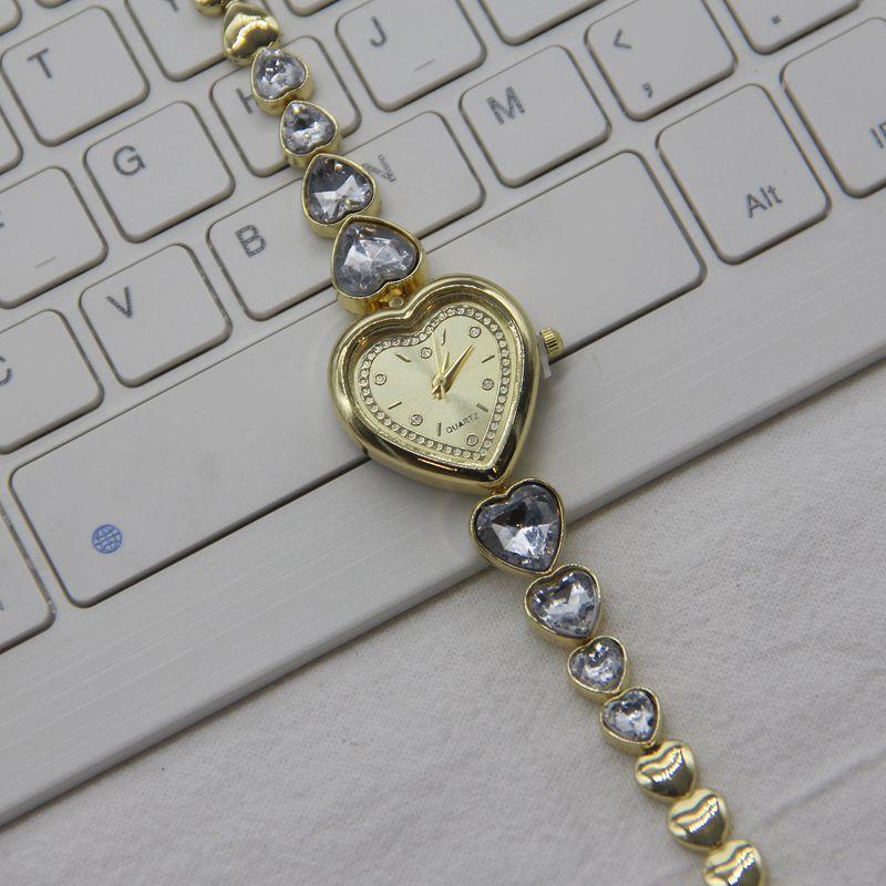 1Pc  Hot-selling Love Big Diamond Bracelet Watch Female, Korean Version of Elegant Temperament Versatile Watch, Student Quartz Watch