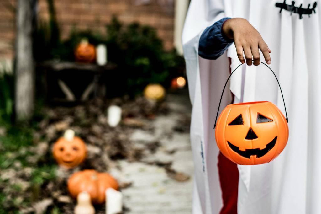 Candy bucket, plastic, orange, pumpkin, with handle, Halloween decorations, diameter 15cm